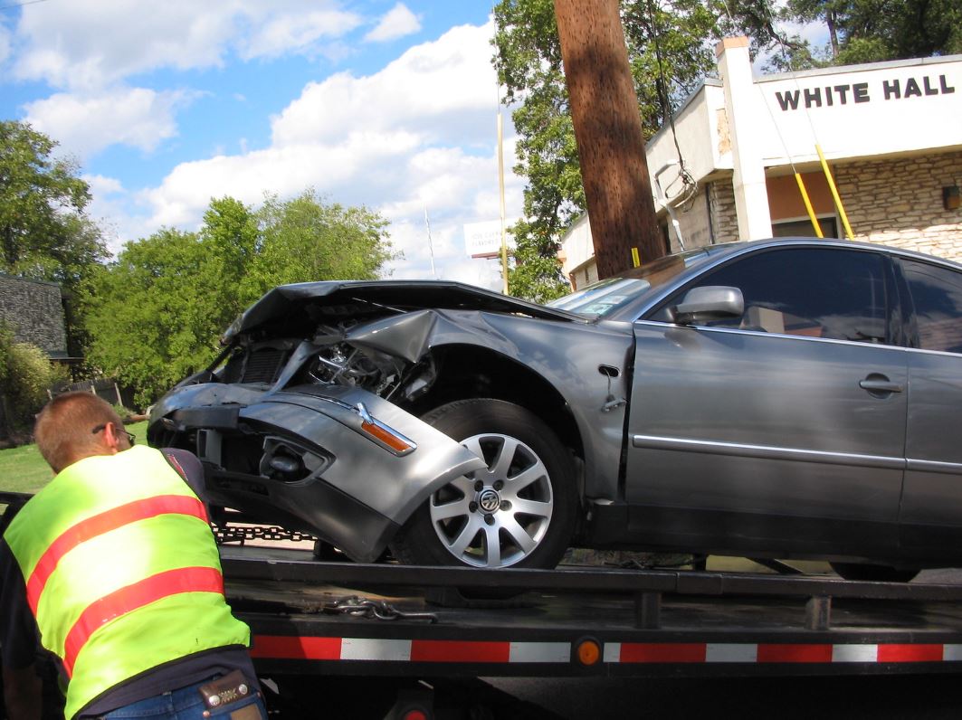 Read more about the article The Benefits of Flatbed Tow Truck Service for Your Commercial Vehicles